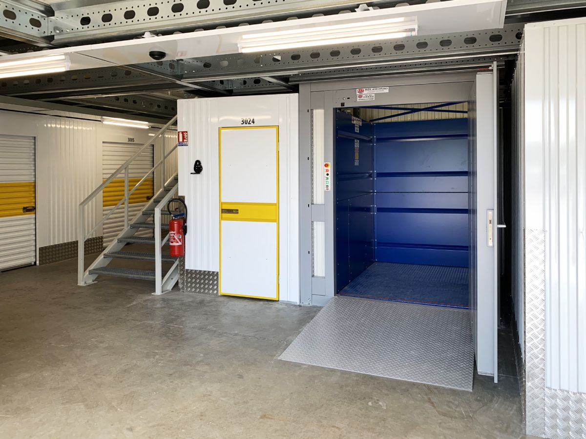 box de stockage et monte charge